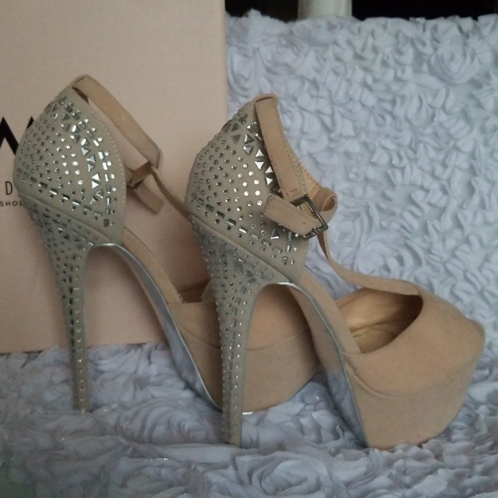 High heels shoes